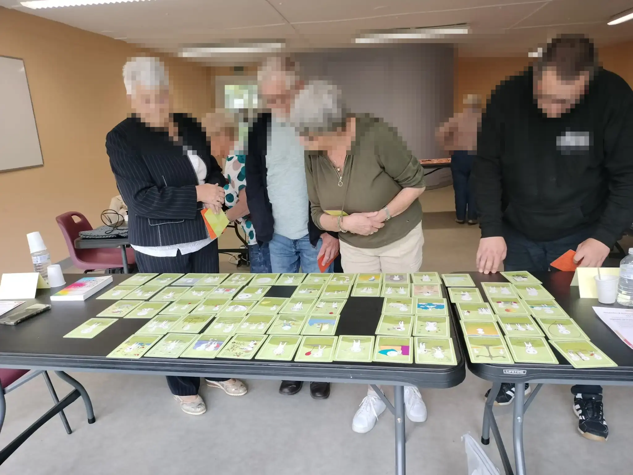 Sandra Guillemin lors d'une intervention auprès de proches aidants