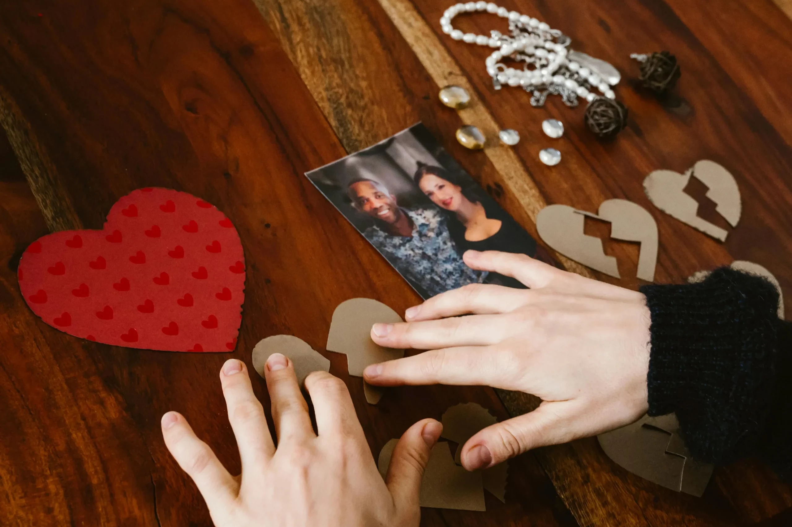 Femme en réflexion après une rupture amoureuse, en chemin vers la reconstruction émotionnelle